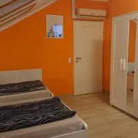Dreibettzimmer mit Gemeinschaftsküche und je 2 Dusch- und 2 Toilettenzimmern, Hotel in Hohenstein-Ernstthal