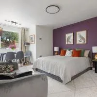 King Studio Apartment with Garden and Parking, viešbutis mieste Ilingas