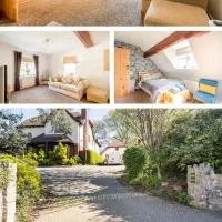 Woodlands Retreat, your own private lounge, bedroom, Bathroom and the use of a hot tub, we also live here, hotel en Prestatyn