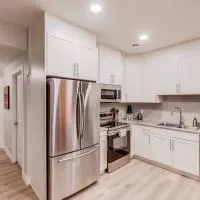 Modern suite near Airport Hospital Henday Town Ctr, hótel í Nisku