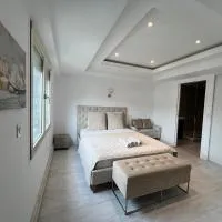 Luxury flat direct line Central Paris, hótel í Asnières