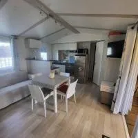 Mobil-Home Montmartin-sur-mer, hotel di Hauteville-sur-Mer