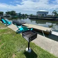 Cabin by the Sea - Waterfront Direct Gulf Access- Pontoon Boat Rental On Site or Bring Your Boat- Paddlecraft included, hotel v destinaci Hernando Beach