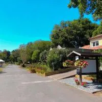 Camping Le Périgord, hotel v destinaci Saint-Astier