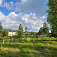 Nydelig småbruk med hus og fjøs og badstu, Hotel in Gratangen