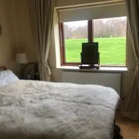 Private Room in Apartment beside Druids Glen Hotel, hotel en Leabeg