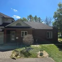 Resort style entire guesthouse with kitchen-2 rooms, hotel i Tottenham