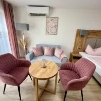Apartment "Amalia" mit Klima, überdachter Terrasse & Parkplatz, hotelli kohteessa Ergersheim