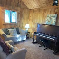 Cozy Cottage off Salmon River Tributary, in Town, hotel poblíž Lemhi County - SMN, Salmon
