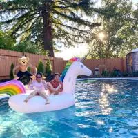 NEW cozy beautiful house with pool and hot tub, hotel v destinaci Fair Oaks