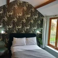 The Nook- Cotswold guest room, hotel in Mickleton