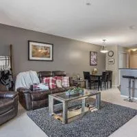 Cozy Mountain I Hot Tub & Pool I Close 2 Lake I TV, hotelli kohteessa Invermere