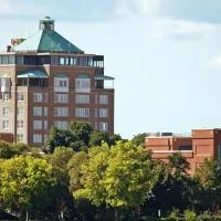 Park Place Hotel & Conference Center, хотел в Травърс Сити