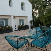 Gîte coté Jardin، فندق في Isles-sur-Suippe