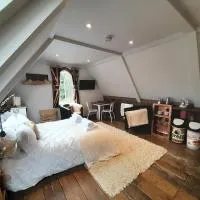 Quaint Studio Loft Room nr Hampton Court, hotel u gradu Thames Ditton