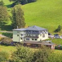 Hotel Grüner Baum mit Restaurant & Wellness, viešbutis mieste Bėrfeldenas
