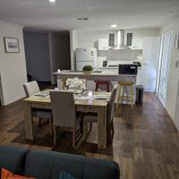 4 Bedroom Wandina Home - 5 TVs & Close to Shopping Centre, hotel poblíž Letiště Geraldton - GET, Geraldton