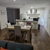 4 Bedroom Wandina Home - 5 TVs & Close to Shopping Centre, hotel v destinácii Geraldton