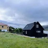 Tvøroyri में, होटल Charming 3-Bedroom Home with Stunning Fjord Views