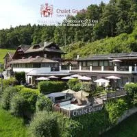 Chalet Grumer Suites&Spa, hotelli kohteessa Soprabolzano