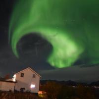 Cozy small house with amazing view, hotel near Stokmarknes Airport, Skagen - SKN, Hennes