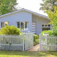 Backhouse & Bushland Stay with Fireplace, hotel a Wentworth Falls