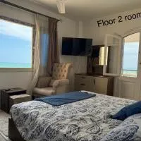 First Row Sea-Front Chalets Media Village، فندق في مرسى مطروح