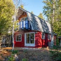 Red Barn Waterfront Tobermory A-Frame, hotel di Miller Lake
