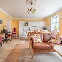 Charming, spacious, sea view guest house, hotel sa Åkirkeby