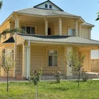 Viesnīca Spacious Yellow Villa with garden - up to 8 guests pilsētā Gabala