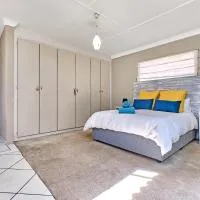Tranquil, large 1 bedroom garden cottage, 12 mins from OR Tambo International with backup water, Hotel in Germiston