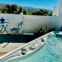 Ahwahnee में, होटल Creature Comforts Suite-Private Hot Tub-Sleeps 2