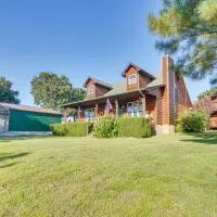 Incredible Log Home: 1 Mile From Lake Tenkiller, ξενοδοχείο σε Vian