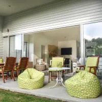 Whangapoua waves: Whangapoua şehrinde bir otel