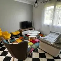 Maison 3 chambres, 2 sdb avec jardin Connerré, hotelli kohteessa Duneau