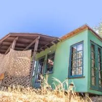 Topanga Park에 위치한 호텔 Quaint Cabin with private Trails & Creek