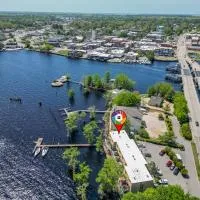 Water Front Condo with Boat Slip: The Dock House, hotel en Elizabeth City