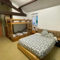 chambre 4 personnes avec entrée indépendante , grand parking, salle de bain, wc, hotel a Confolens