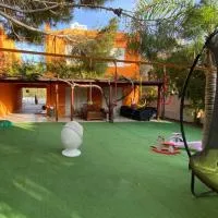 Elite family holiday villa with playground & Play Ship: Klorakas şehrinde bir otel