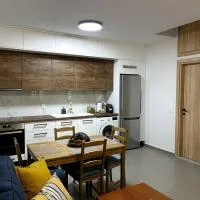 New & comfy apt near Heraklion-airport and sea、Néa Alikarnassósにあるイラクリオン国際空港 - HERの周辺ホテル