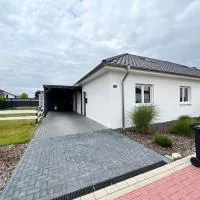 Einzigartiger Neubau-Bungalow - Luxus-Küche, große Terrasse mit Garten - Perfekt für Familie und Gruppen, отель в городе Ilsede