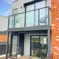 Private Room & Ensuite, in hosted-shared Modern 2 bedroom Apartment - full use of all home facilities, hotel en Geelong