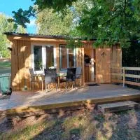 Stuga im Wald mit Seeblick, nahe Vimmerby, hotel en Vena