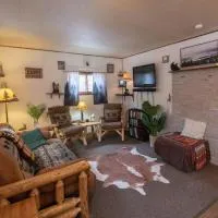 Black bear cabin with blow up hot tub, hotel v destinácii Necedah
