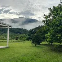 Orchard Lake House - Entire bungalow, 4 rooms, 9 beds, 13 persons, hotelli kohteessa Behrang Hulu