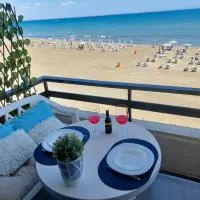 JUST on the beach Makenzy Studio, hotelli kohteessa Scala