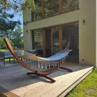 Domek w Lesie z Kominkiem i Ogrodem Niedalino, hotel a Niedalino