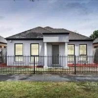 The Lakes Homestead - Shared House، فندق في Mill Park