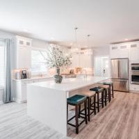 Glamorous, Upscale 5B Hyde Park Home with Patio and Garage, hotel poblíž Cincinnati Municipal Airport - LUK, Cincinnati