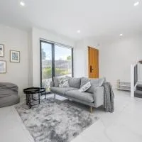 Modern Townhouse - Cafes, Shops, Bus, Freeway access: Balwyn North şehrinde bir otel